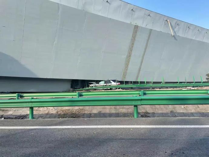 高速公路桥面侧翻，已致3死4伤