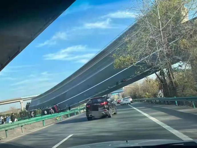 高速公路桥面侧翻，已致3死4伤
